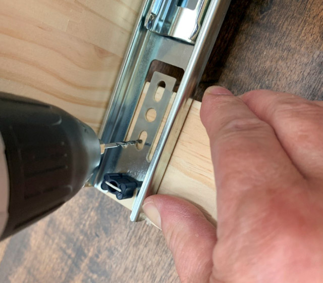 電動ドリルドライバーで下穴をあける