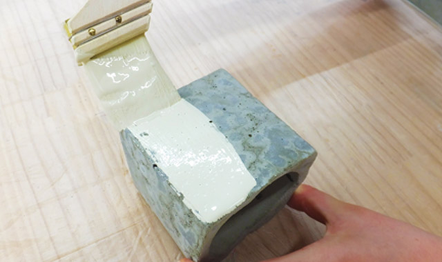 セメントの湿り気がなくなったら塗装する