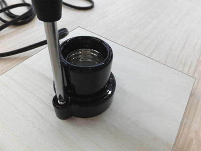 コード付きソケットをビスで土台に固定