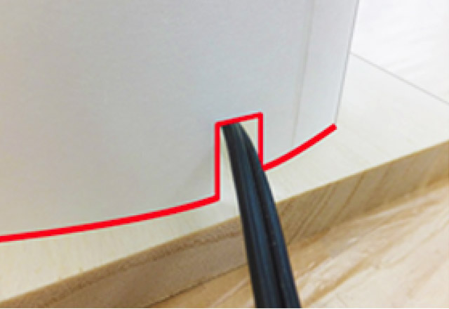 コード部分の障子紙を切り抜く