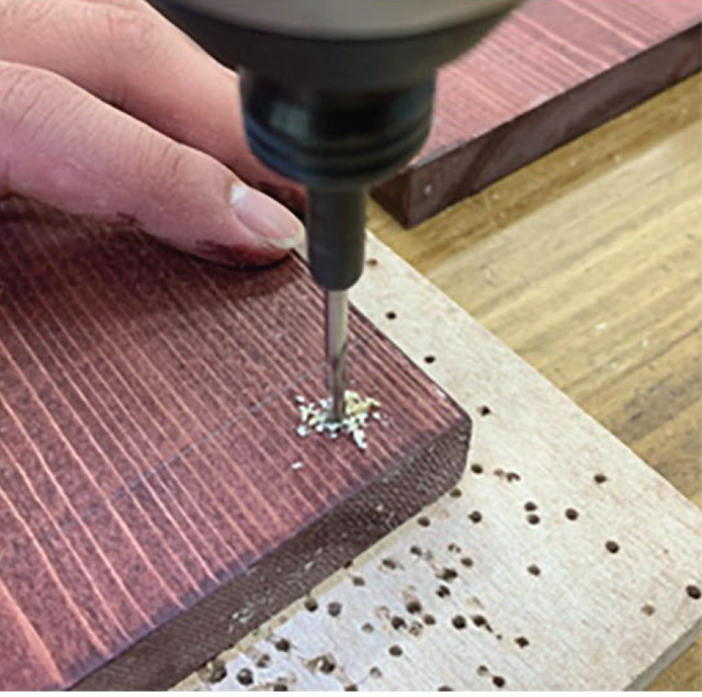 下穴をあけてからビスを打つ