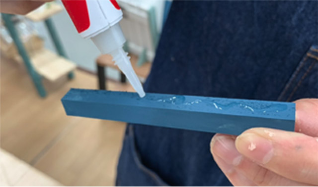 接着剤で貼り付け