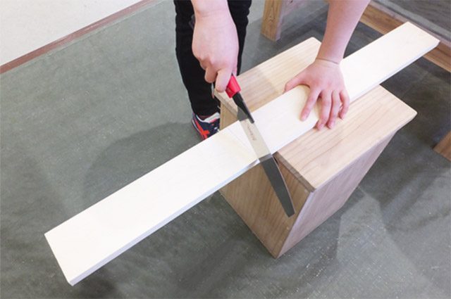 木材と丸棒をカット