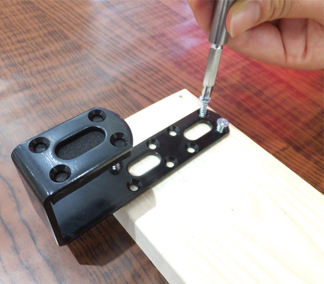 金具を木材にビスで固定