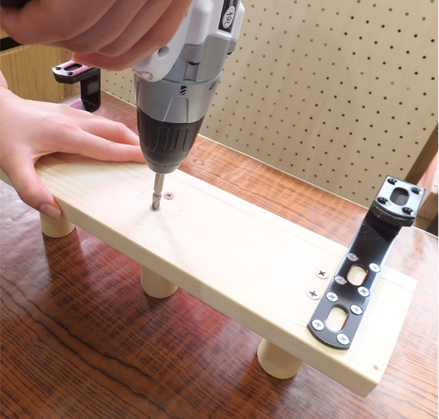 裏側からビスで丸棒を固定