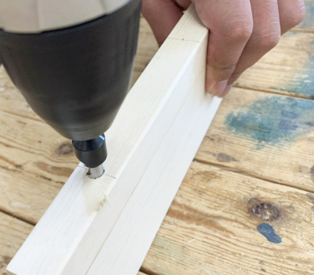 印の中心部分にビットの先端をあわせる