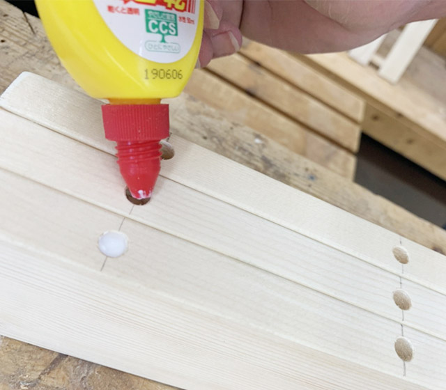 木工用ボンドを入れる
