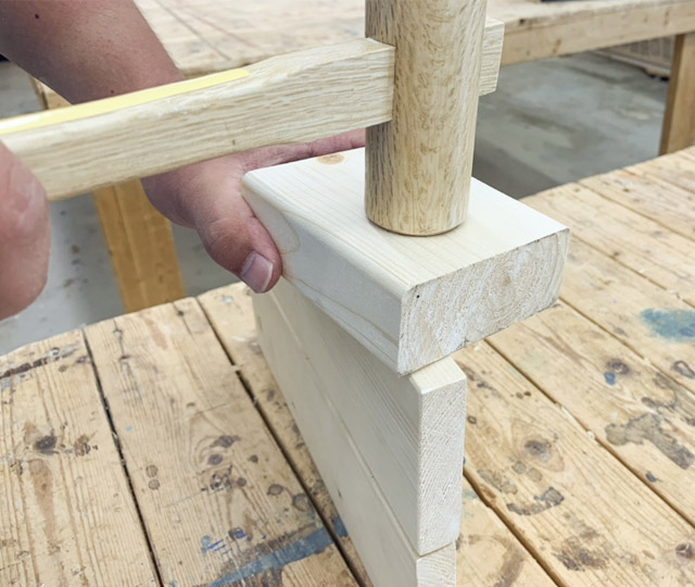 木づちで叩いて入れ込む