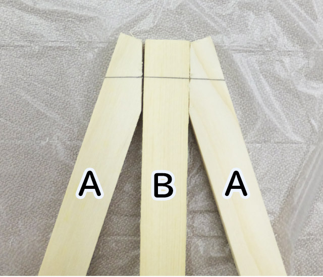 ボルトを通す位置を決め、線を引く