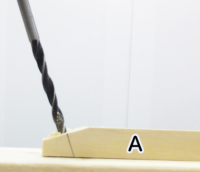 斜め方向に電動ドリルドライバーで穴をあける