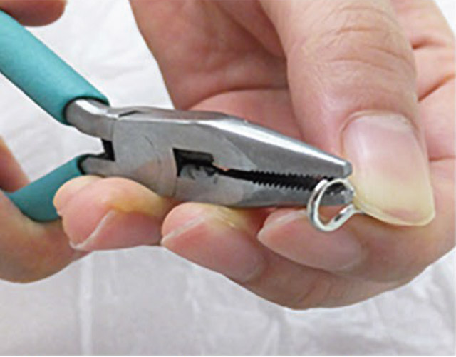 ヒートンのつなぎ目をペンチで広げる