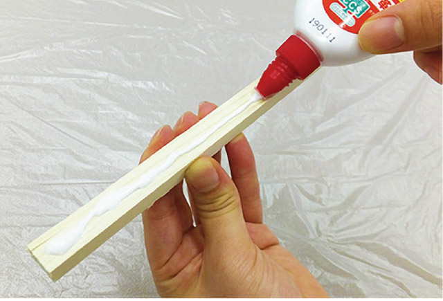 接着剤をぬる