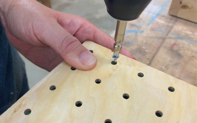 側板に、背面（有孔ボード）を取り付け