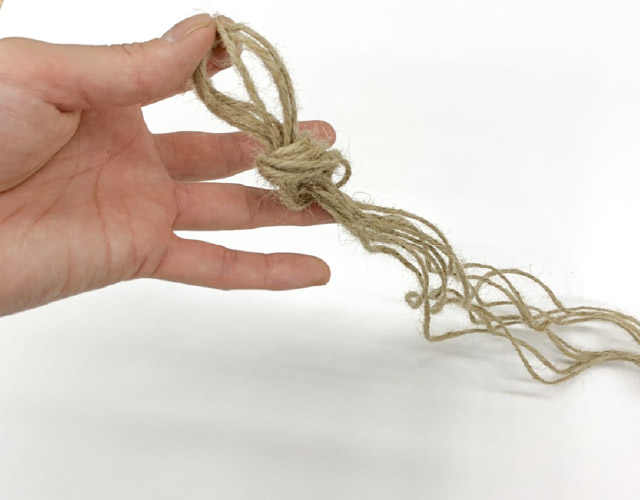 4本のヒモを束ねて真ん中で一つ結びにする