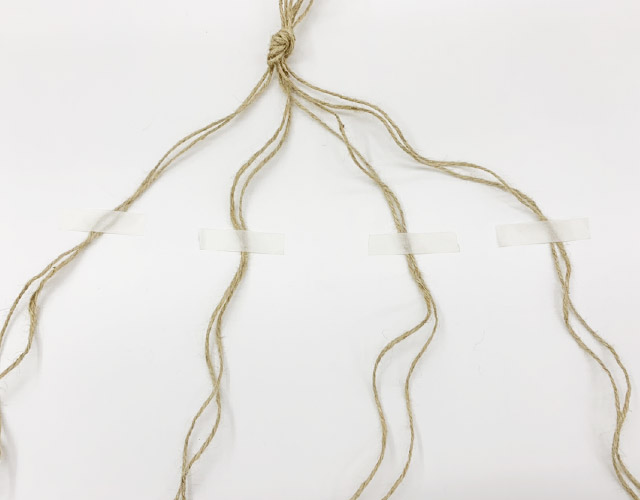 2本ずつの束に分けてマスキングテープで止める