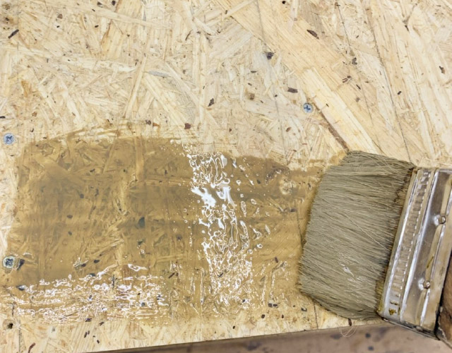 木材用の水性防腐塗料を塗る