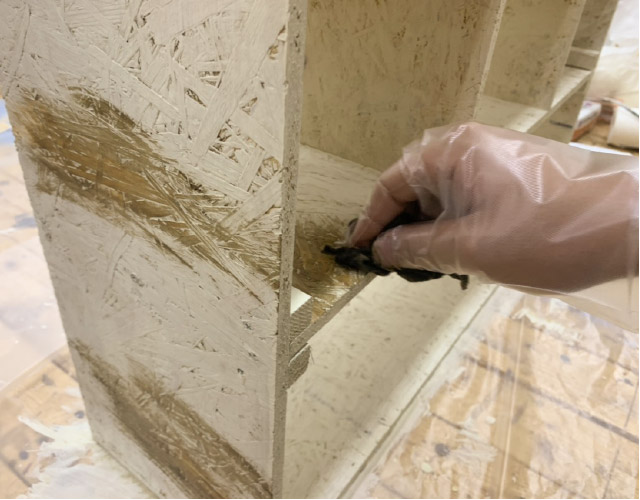 乾いた布で全体を磨く