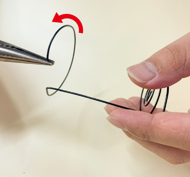 円を描くように曲げる