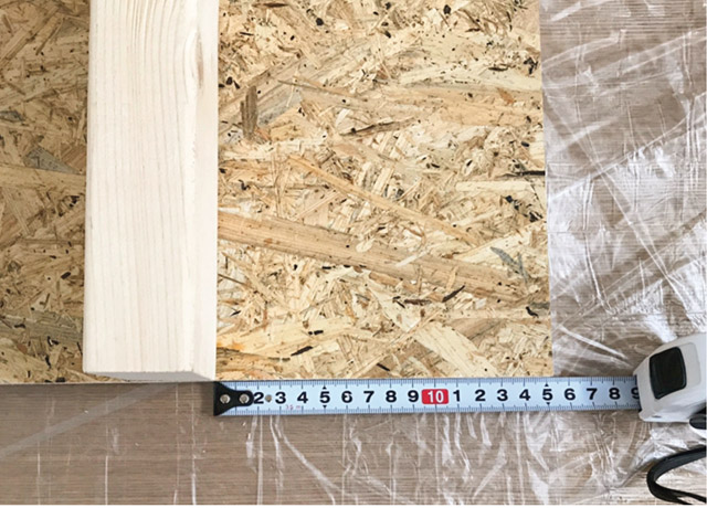 天板に（B）の板を取り付ける