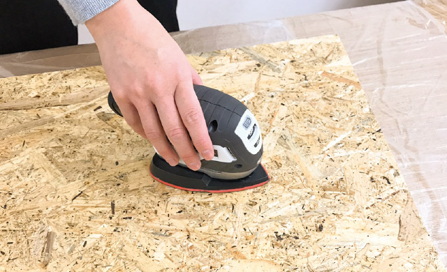 木材にサンダーをかける