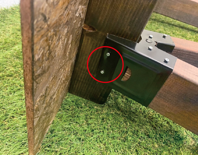 （B）の板を挟み、ネジで固定