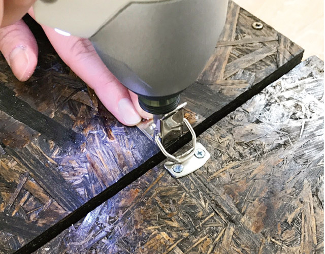 パッチン錠取り付け