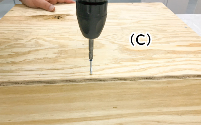 底板を取り付ける