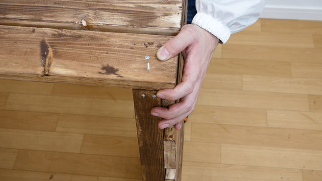 端からビスを留める