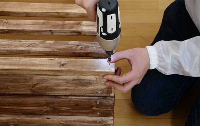 正面の木材を等間隔に