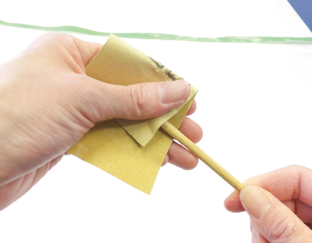 丸棒の両端を紙ヤスリで少し削る