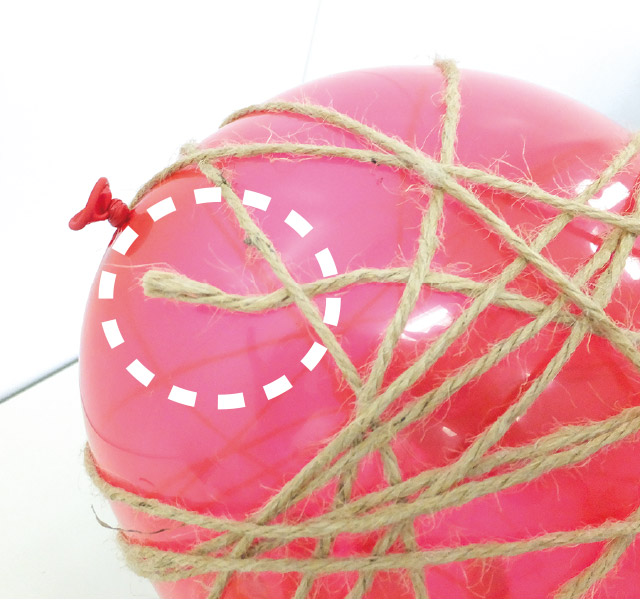 巻きはじめは麻ひもに絡める