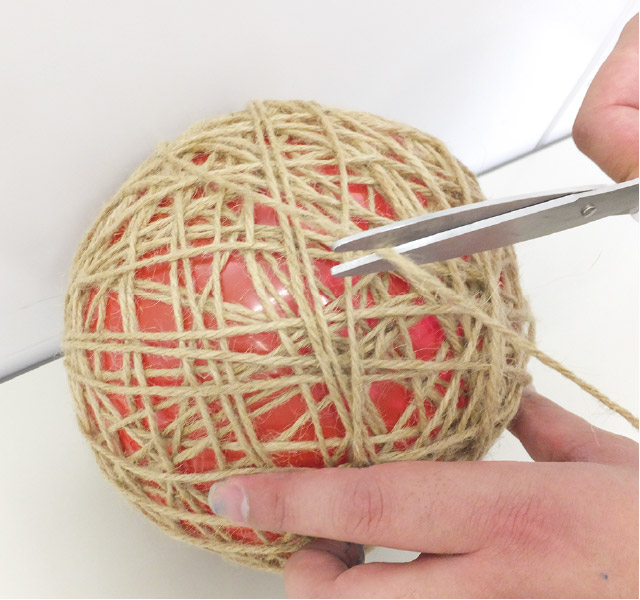 巻き終わりはハサミで切って絡ませる