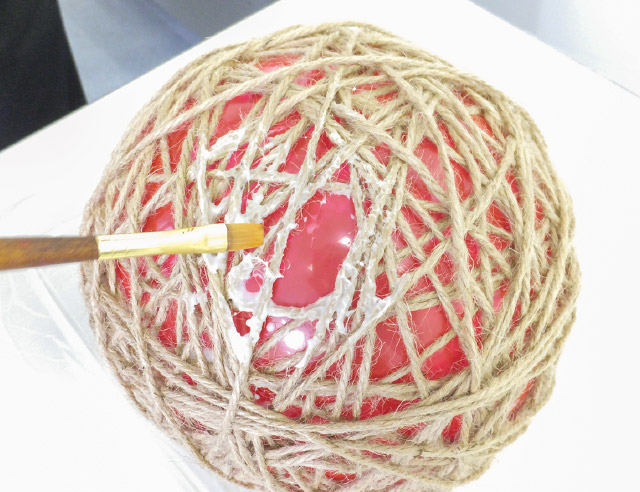 木工用ボンドで固定する