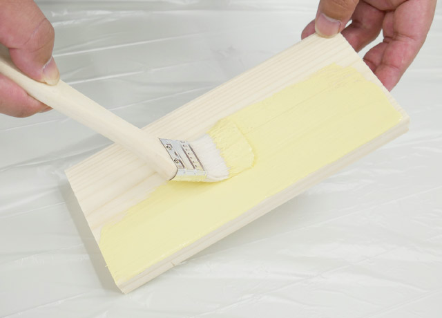 木材を塗装する