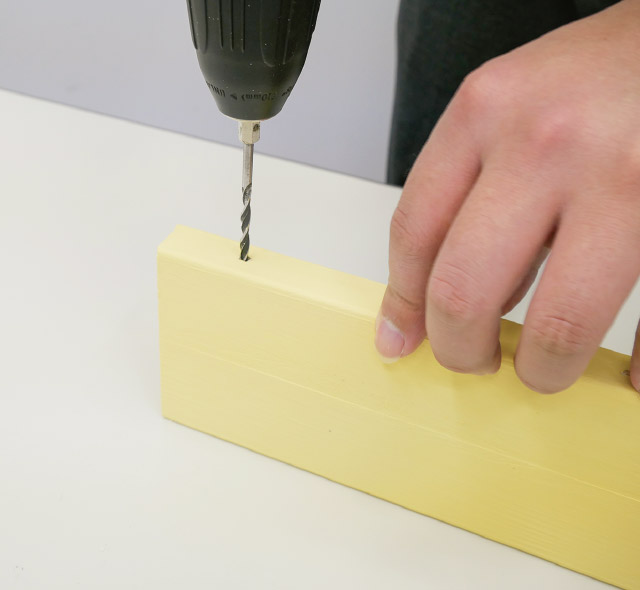 釘を差し込む穴をあける