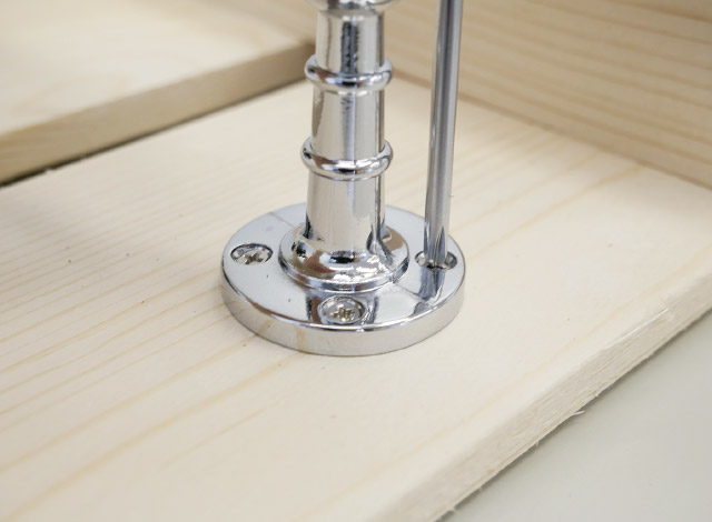 ビスですのこに取り付ける