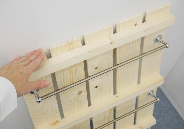 壁に立てかける