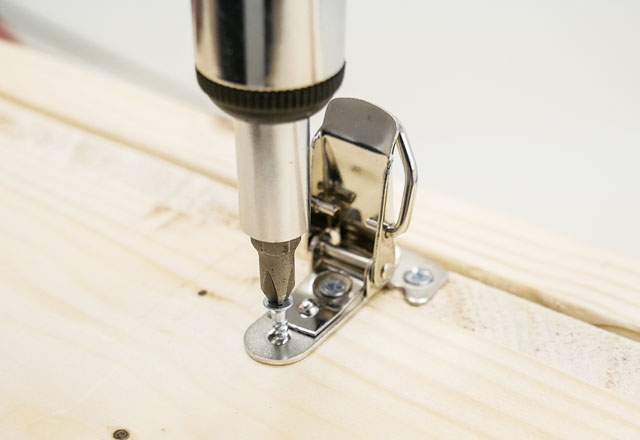 パッチン錠を取り付ける