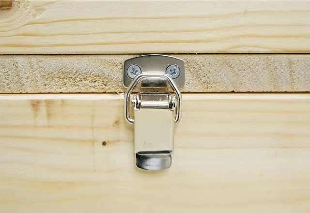 パッチン錠を取り付ける