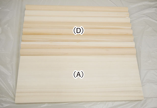 半丸棒を正面板に貼る