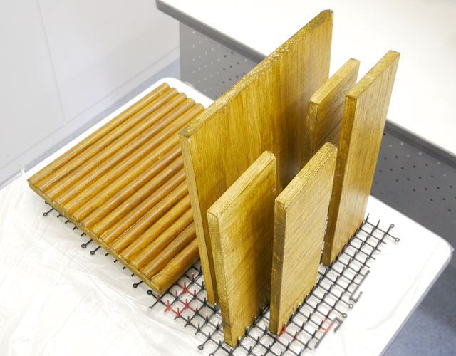 カットした木材に塗装する