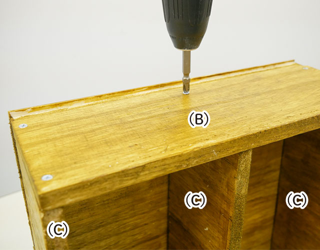 ×4材同士をビスで固定