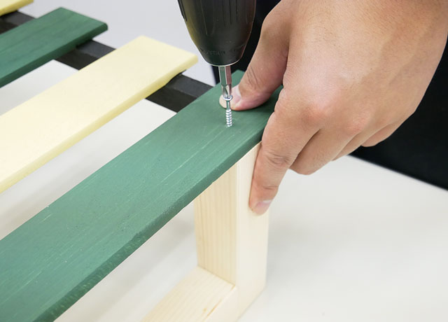 脚をすのこに固定する