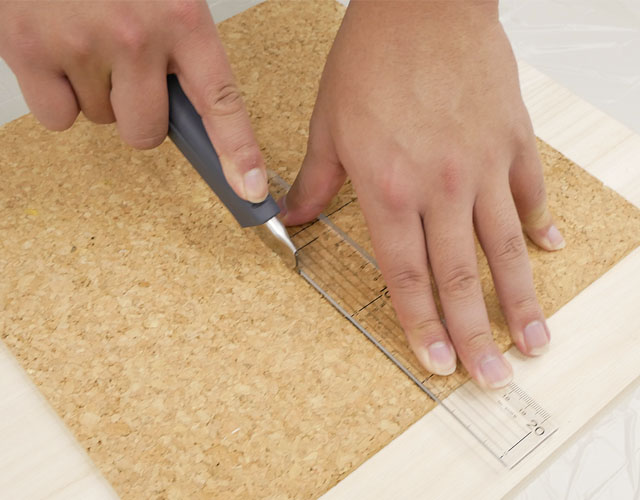 コルクシートをカット