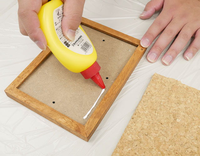 コルクボードを貼り付ける