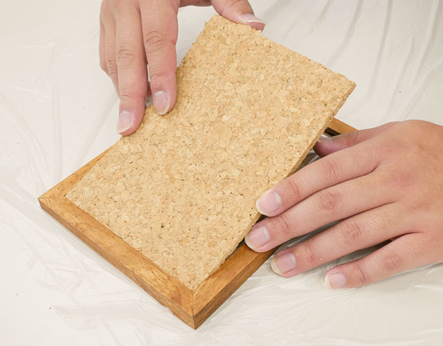 コルクボードを貼り付ける