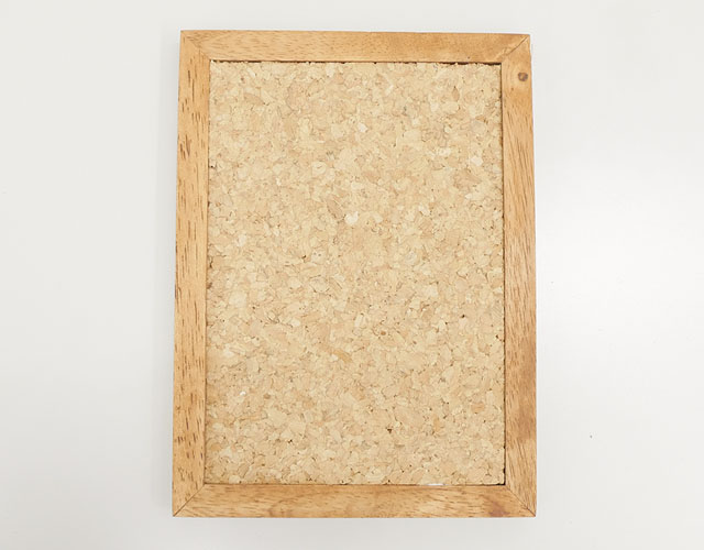 コルクボードを貼り付ける