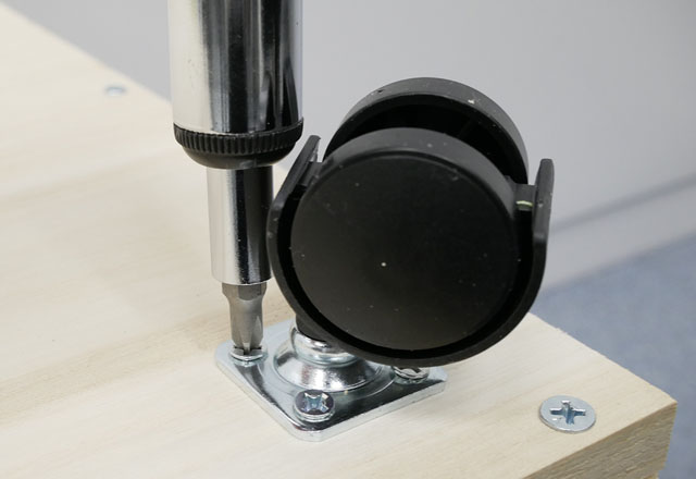 キャスターを取り付ける