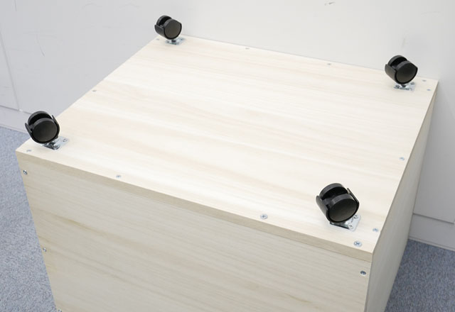 キャスターを取り付ける