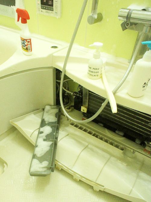 消毒用エタノールで簡単 お風呂の天井やパッキンのカビ取り方法 コラムカテゴリー 掃除 コラム くらしメイド ｄｃｍ
